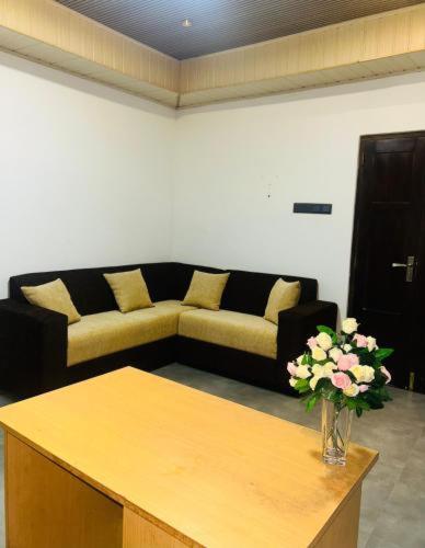 Villa lounge with dark sofa and fresh flowers
